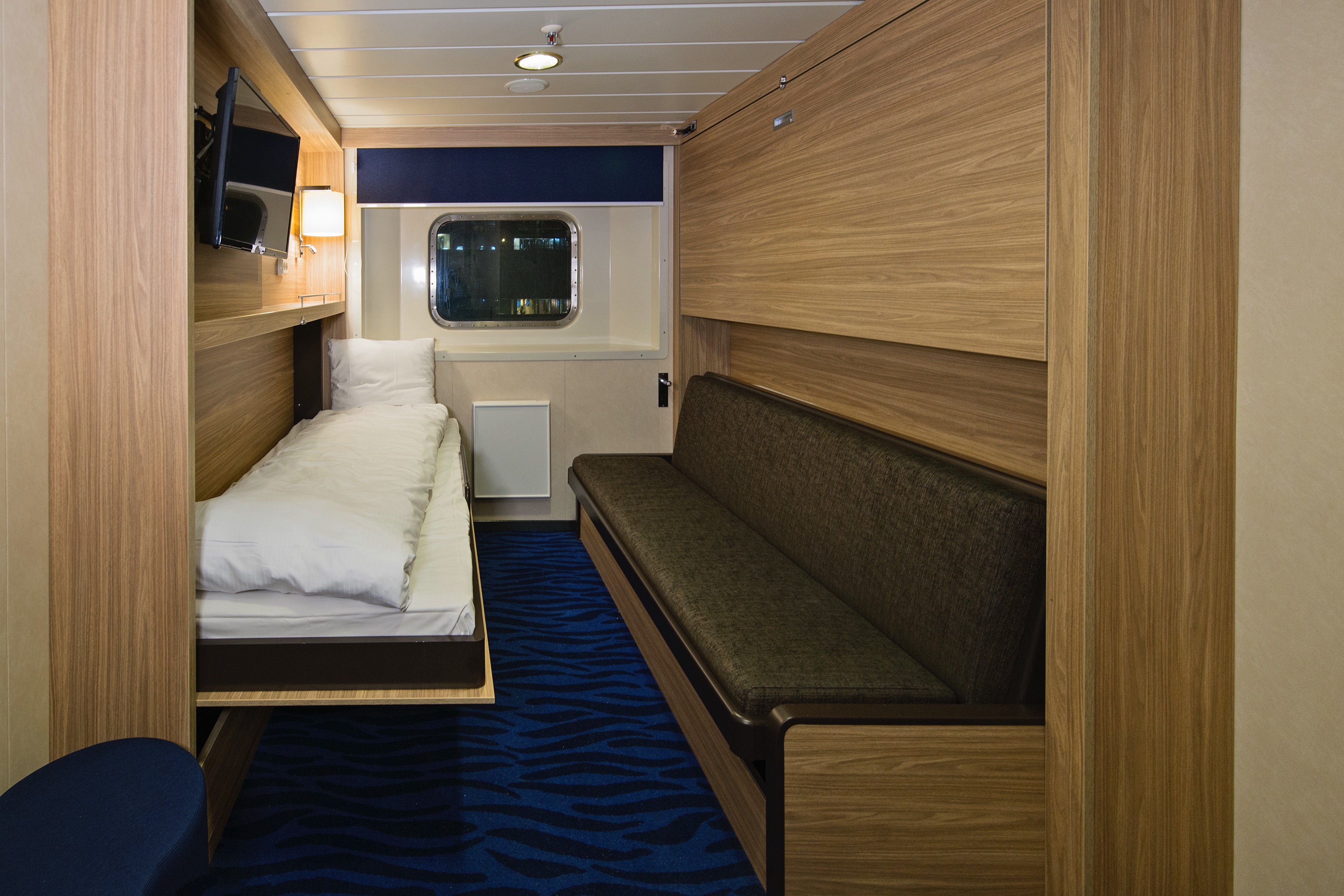 Polar Outside | Triple on lower deck with window