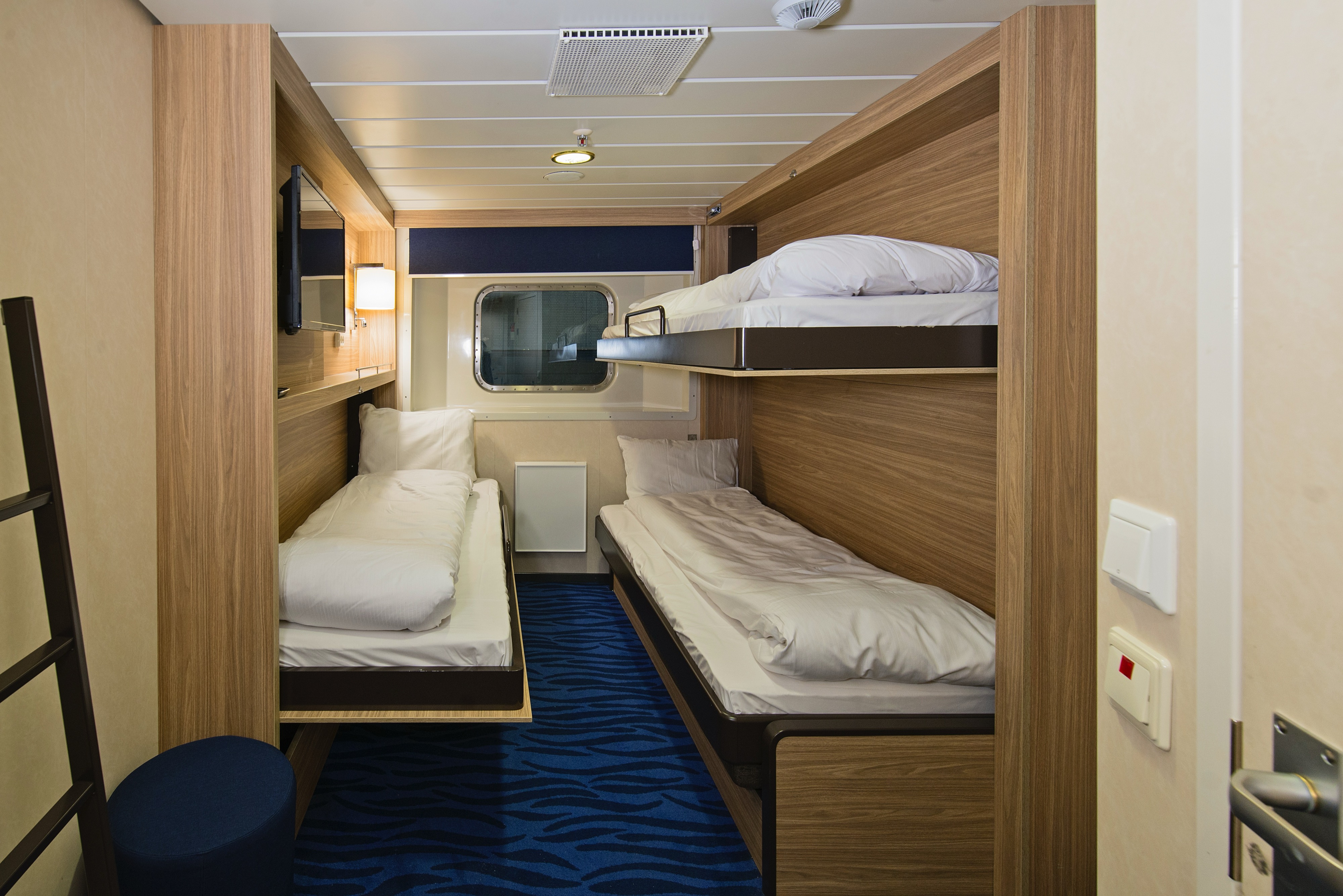 Polar Outside | Triple on lower deck with window