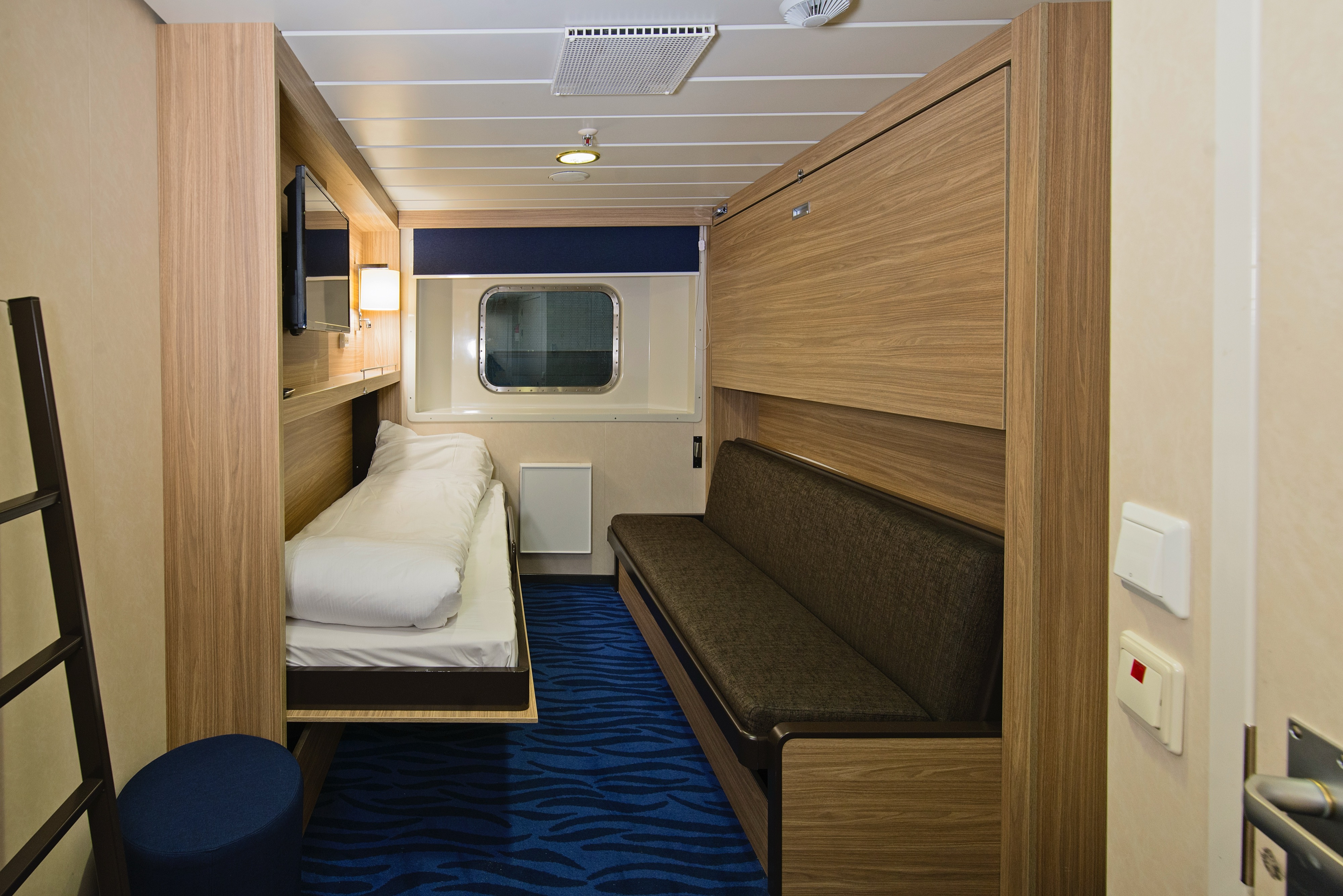 Polar Outside | Triple on lower deck with window