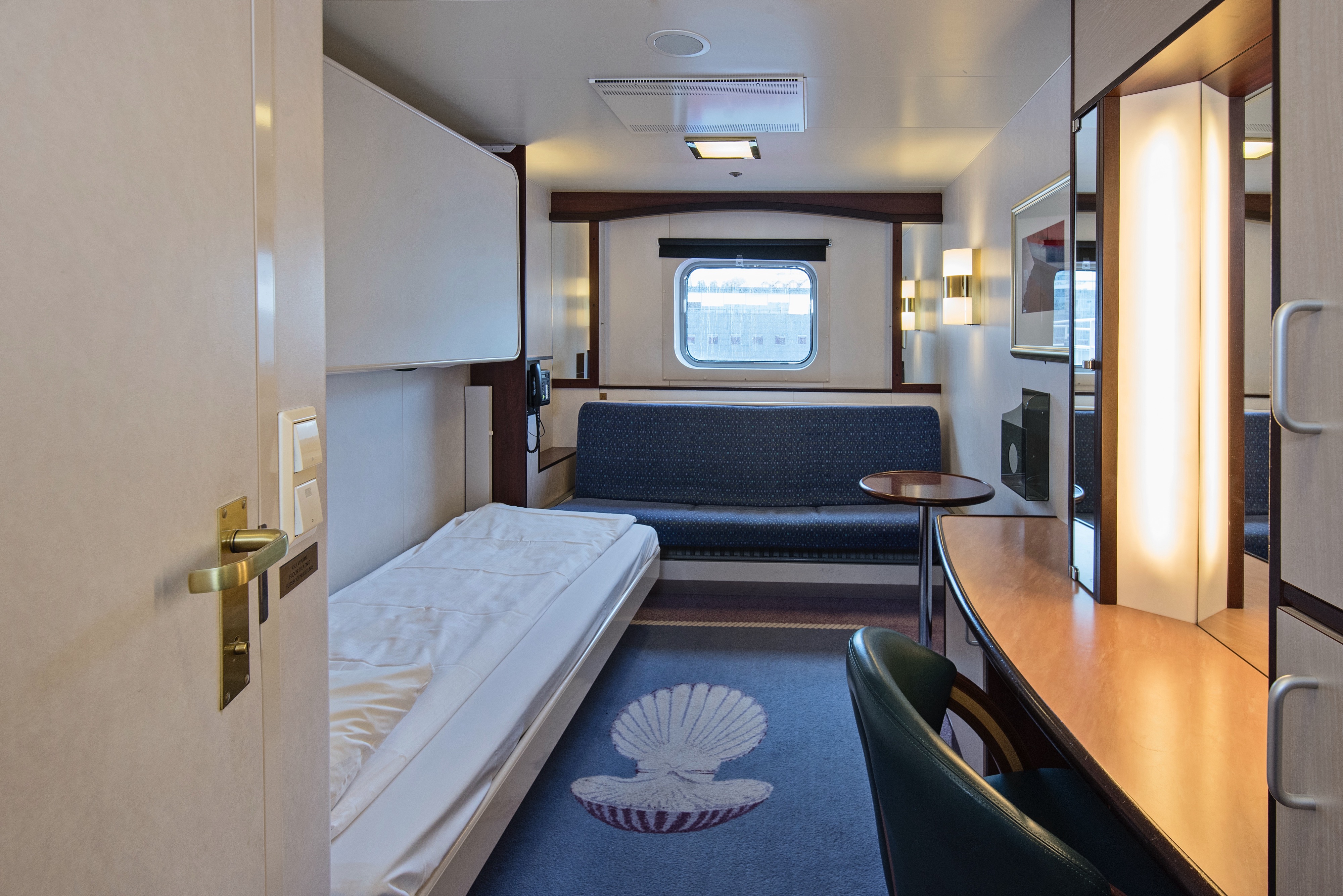 Polar Outside | Twin bunk beds on middle deck with window