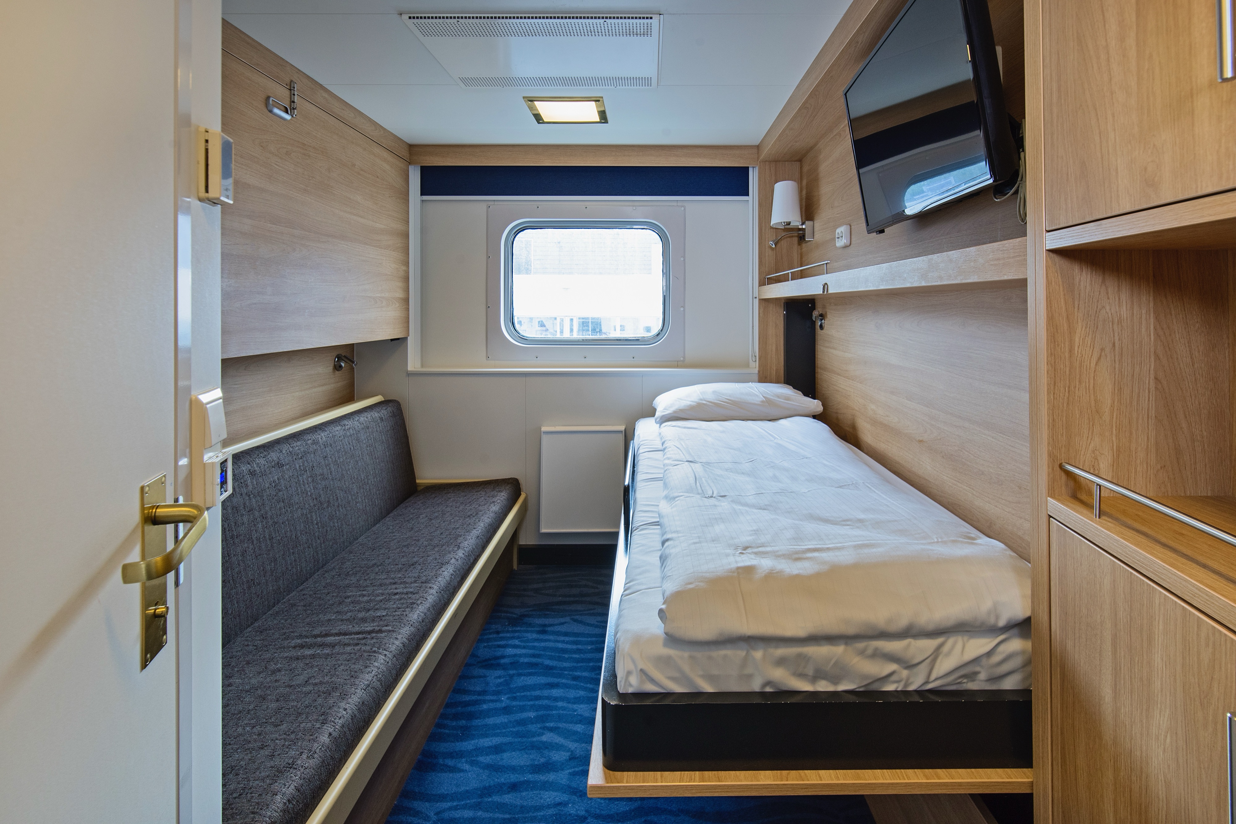 Polar Outside | Triple on middle or upper deck with window