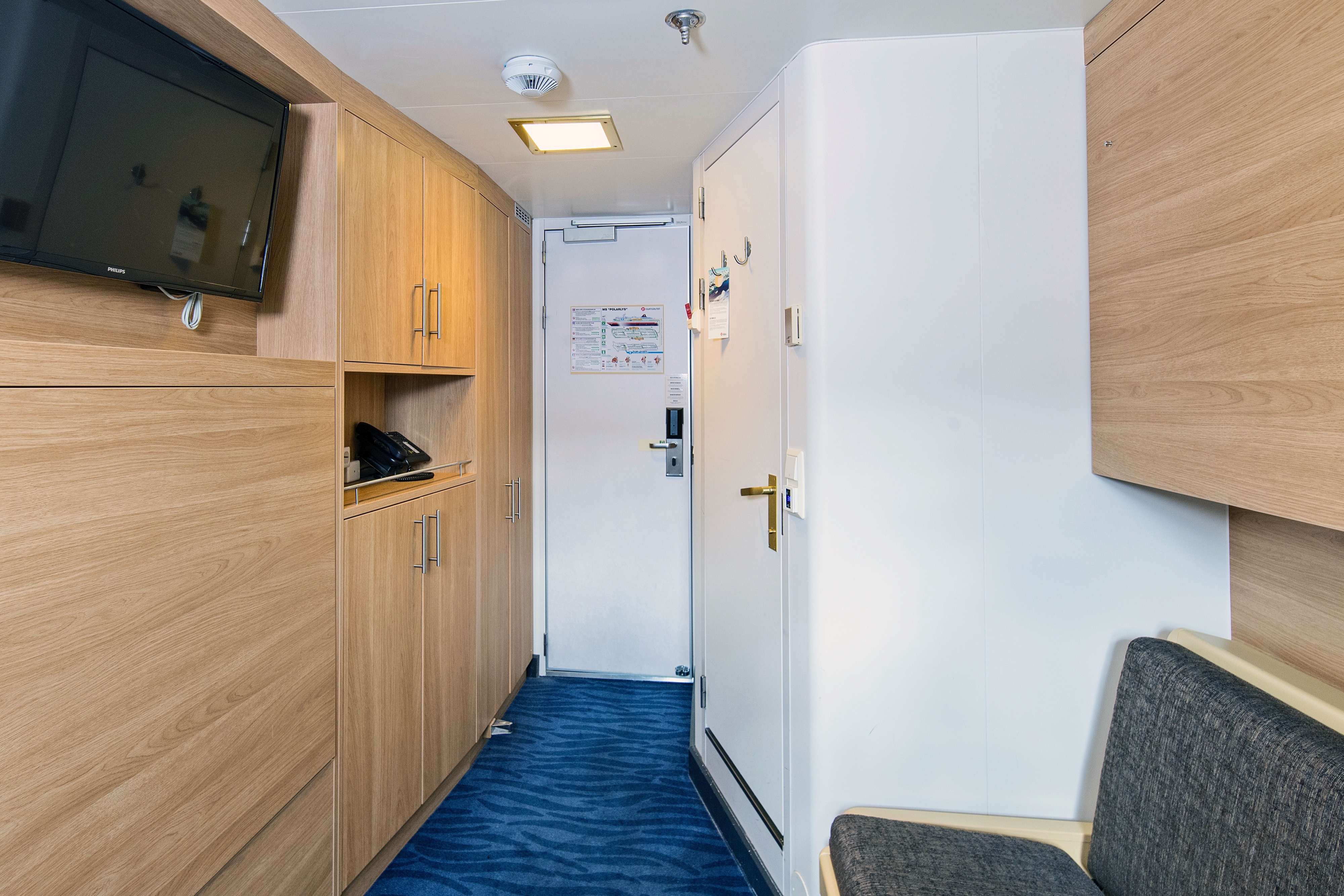 Polar Outside | Triple on middle or upper deck with window