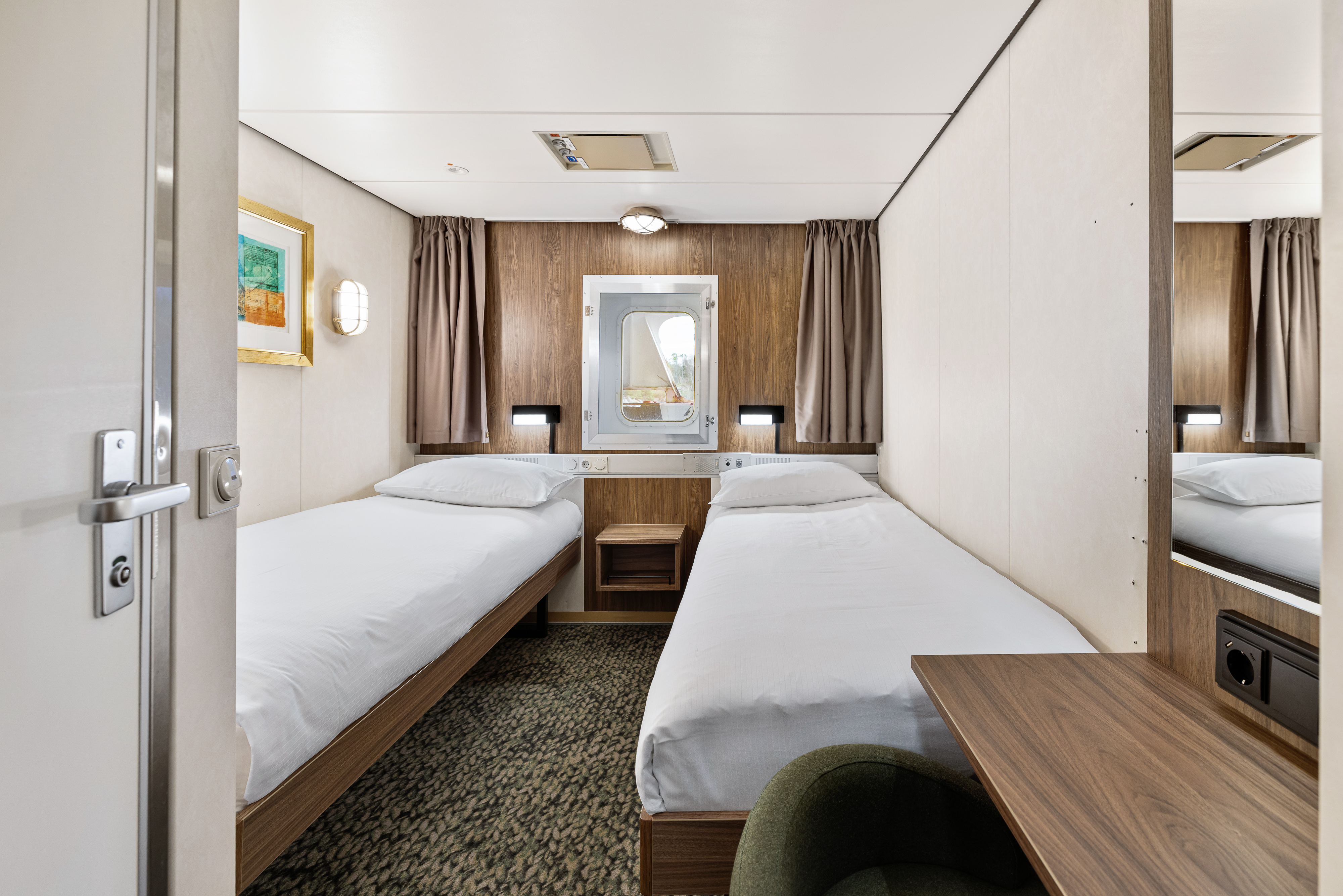 Polar Outside | Twin on lower or upper deck with window (restricted view)