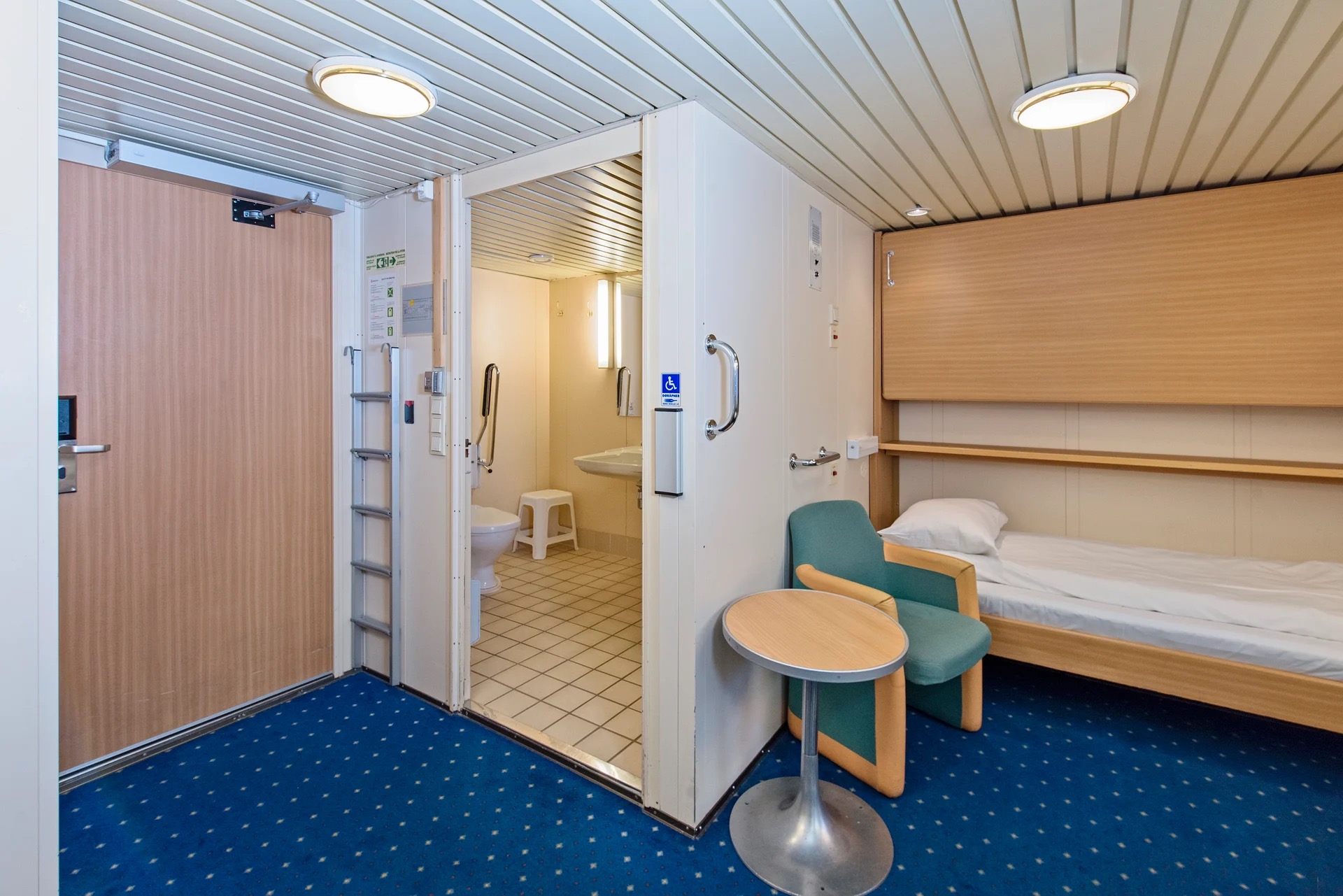 Polar Outside | Accessible cabin on lower deck with window