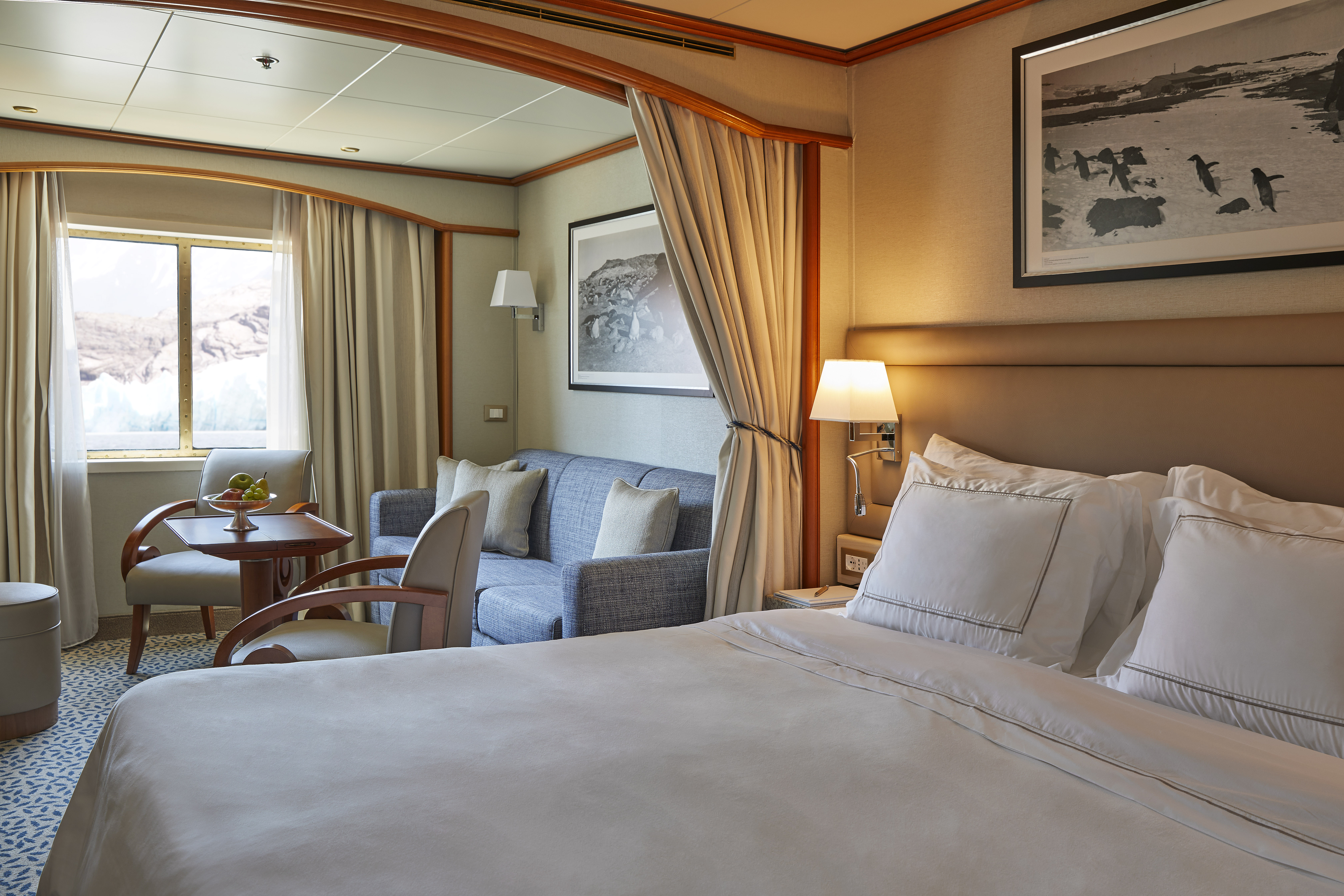 Silversea Cruises Silver Cloud Vista Suite ©Silversea Cruises Ltd.jpg