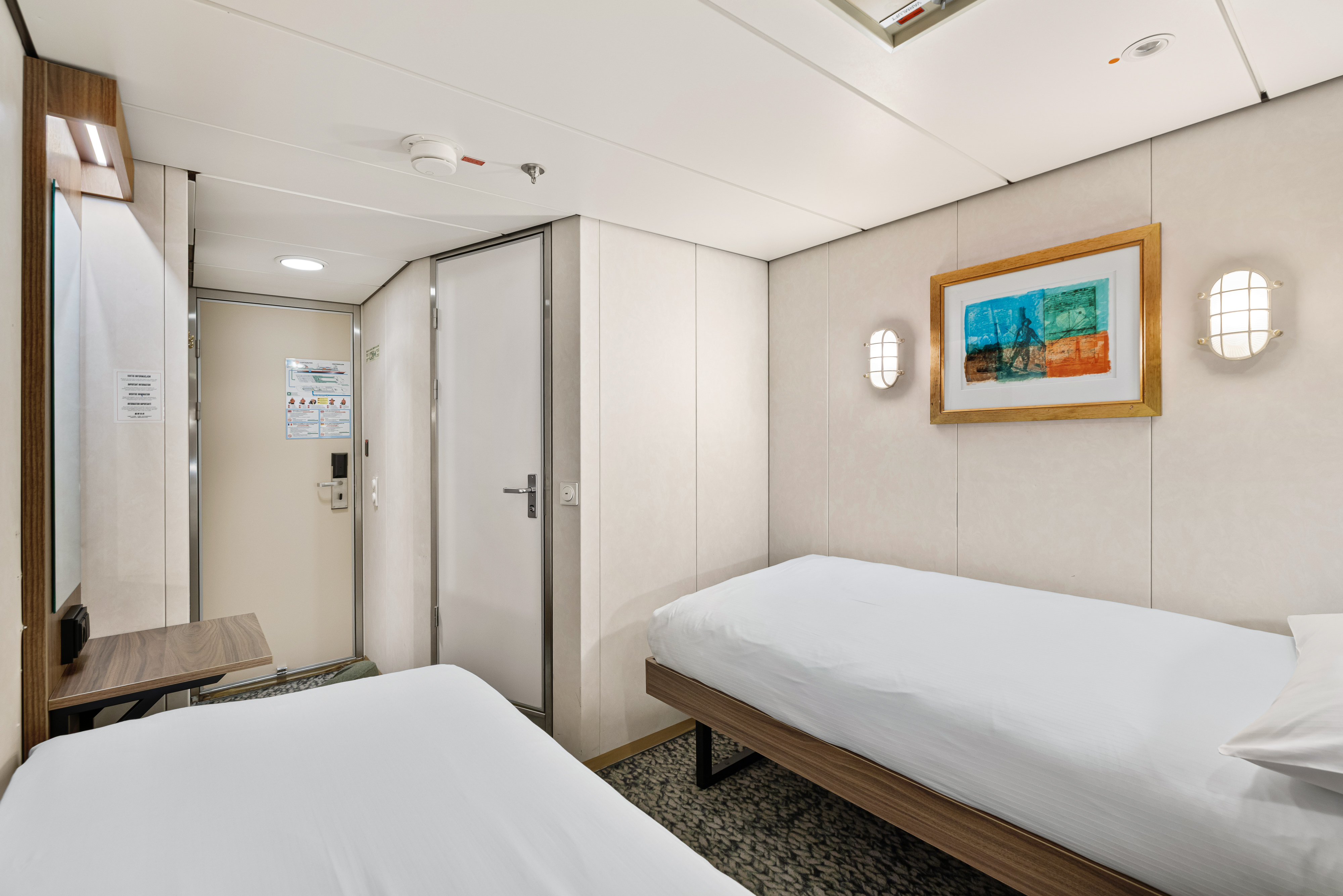 Polar Outside | Twin on lower or upper deck with window (restricted view)