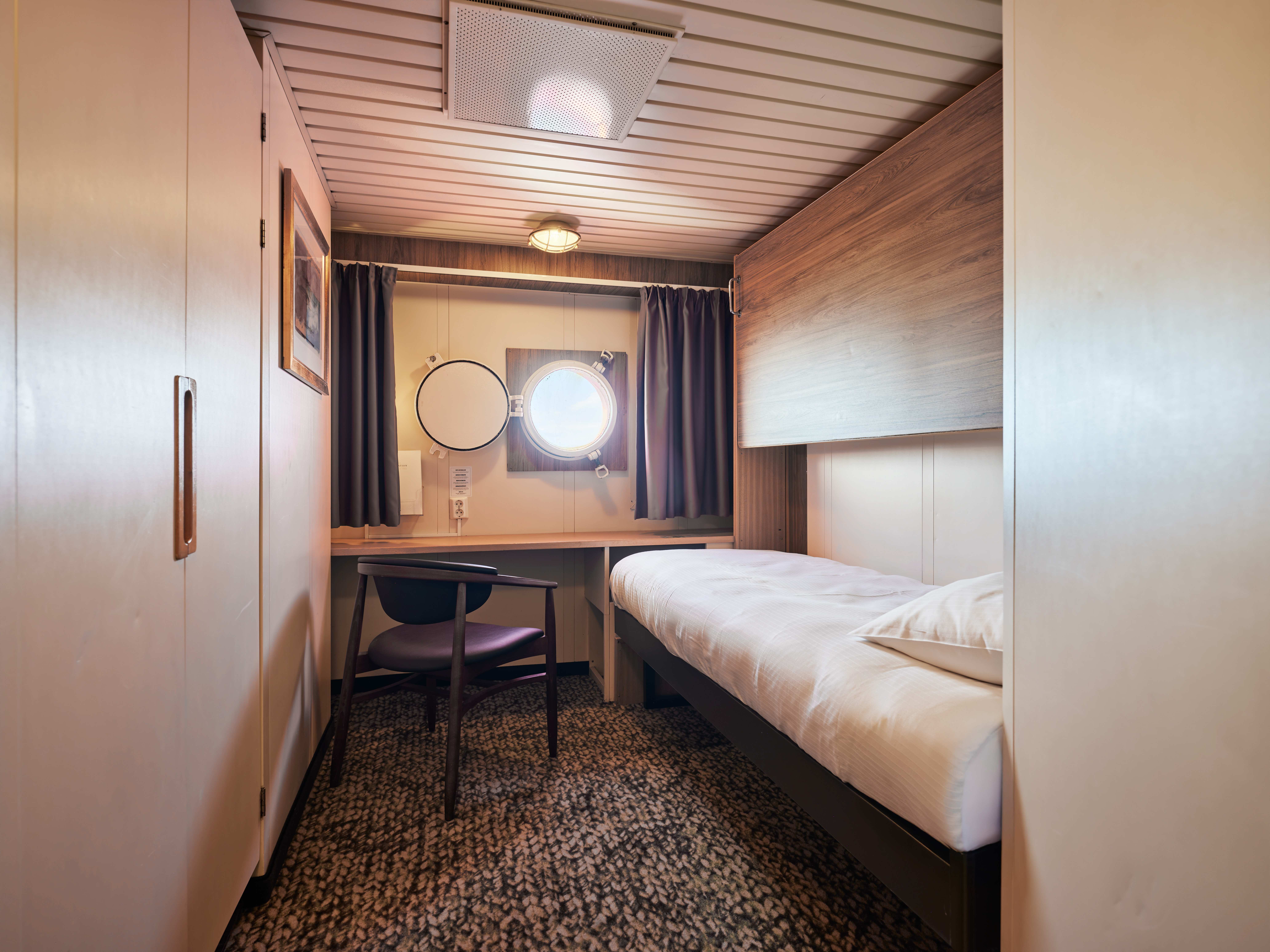 Polar Outside | Twin on lower deck with porthole