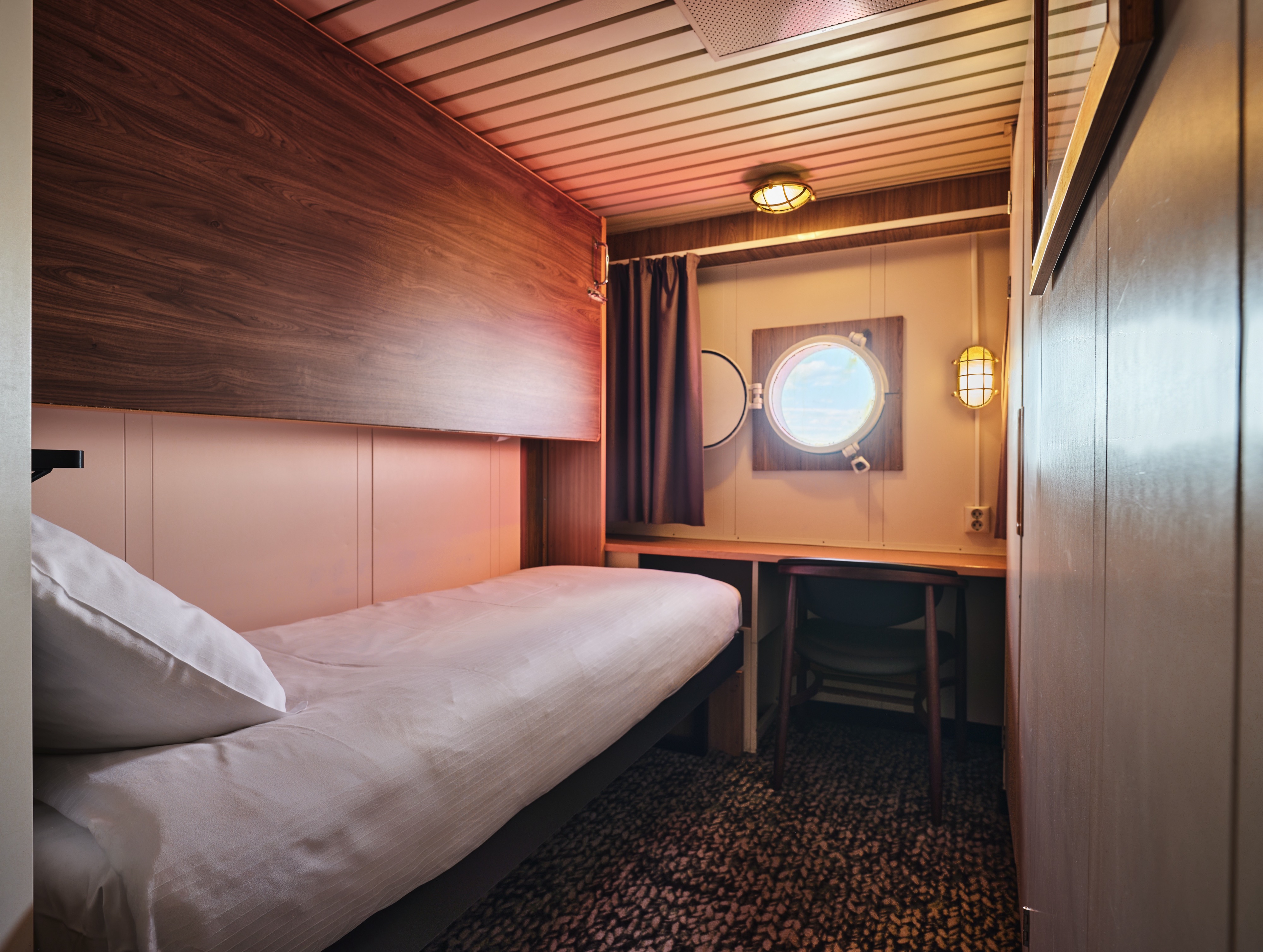 Polar Outside | Twin on lower deck with porthole