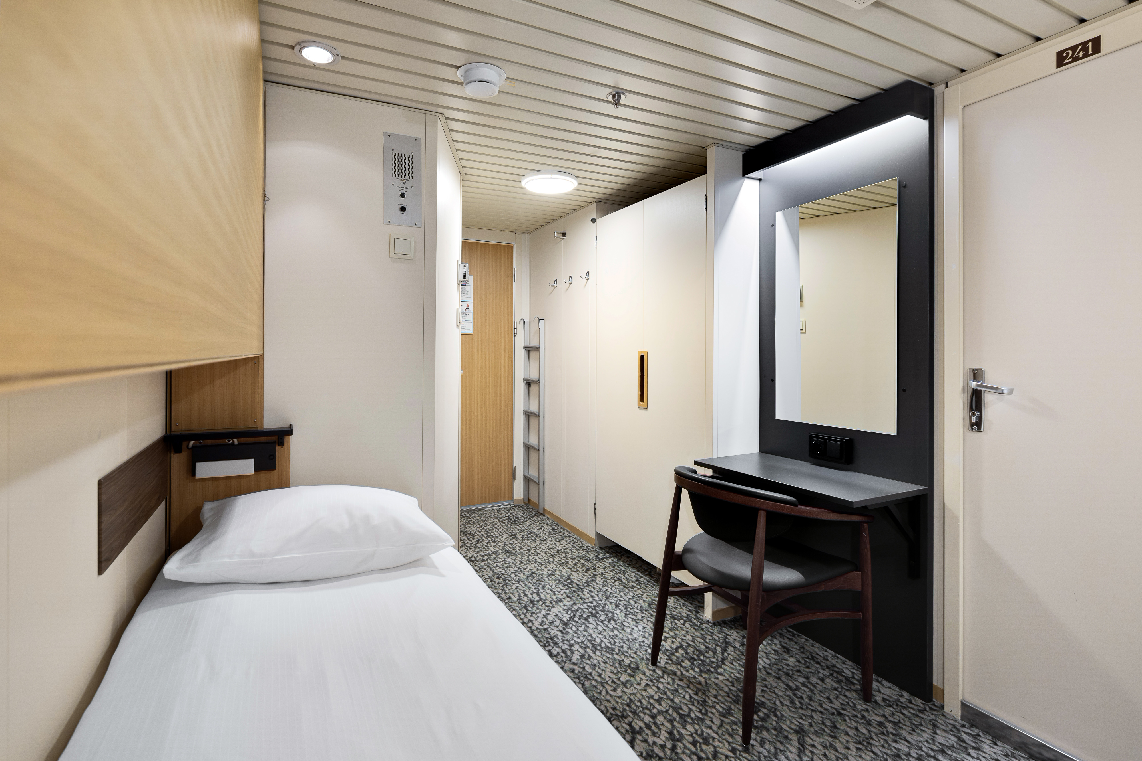 Polar Inside | Twin on lower deck