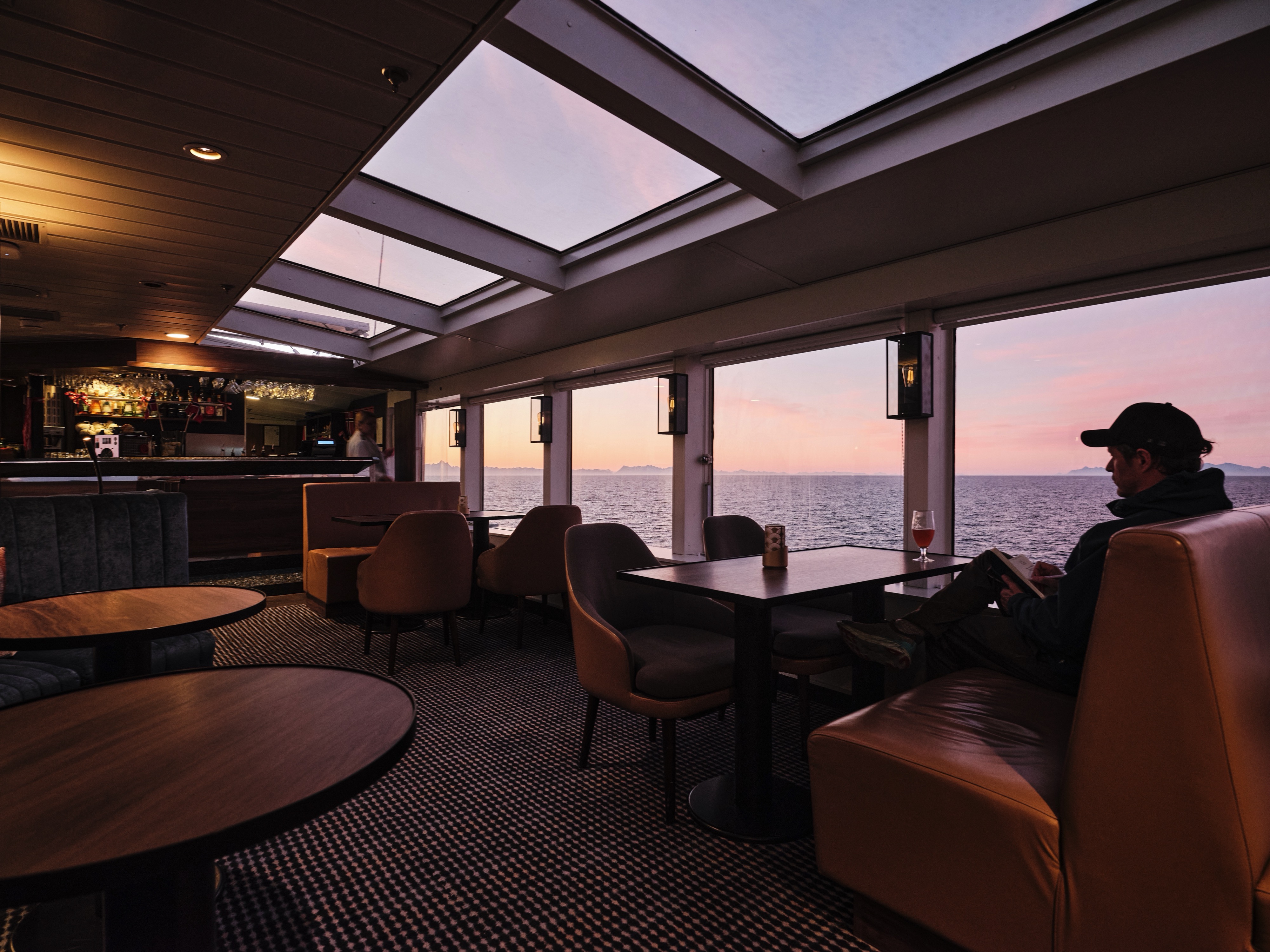 Explorer Lounge & Bar