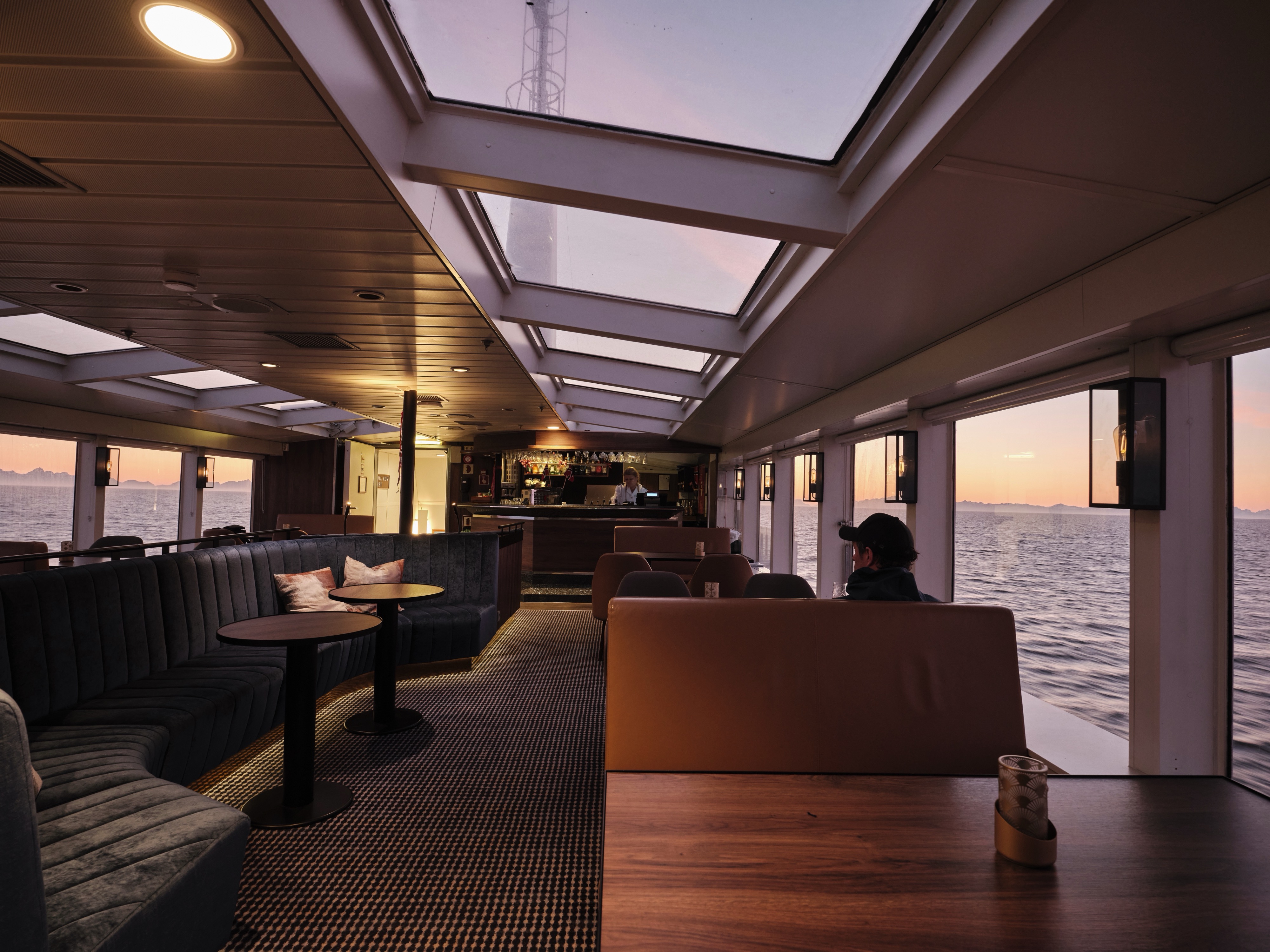 Explorer Lounge & Bar