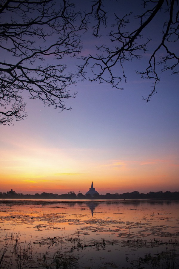 Ruwanweli Maha Seya , Anuradhapura , Sri lanka