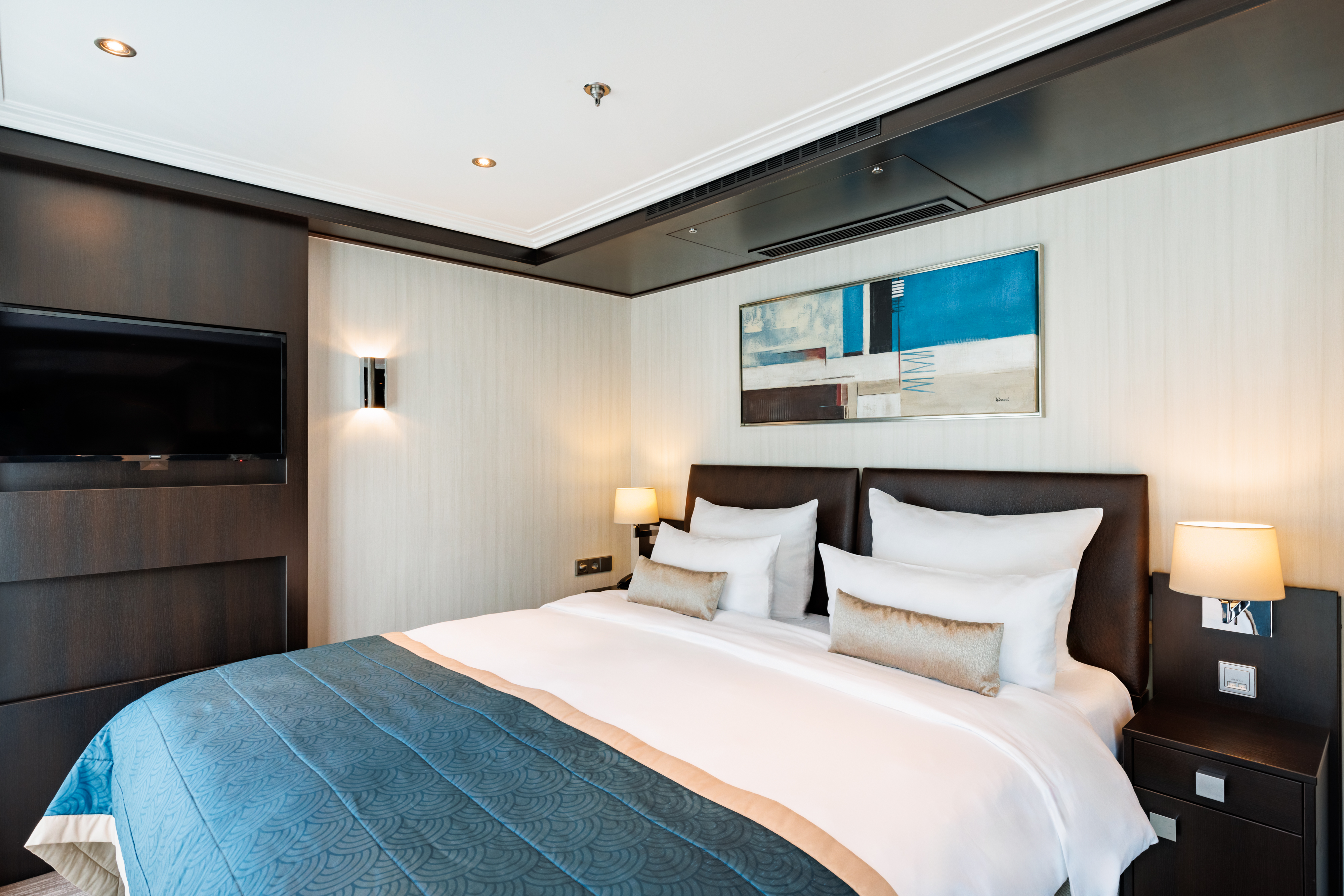 Avalon Waterways Avalon Vista Royal Suite 1 ©Bence Fejes