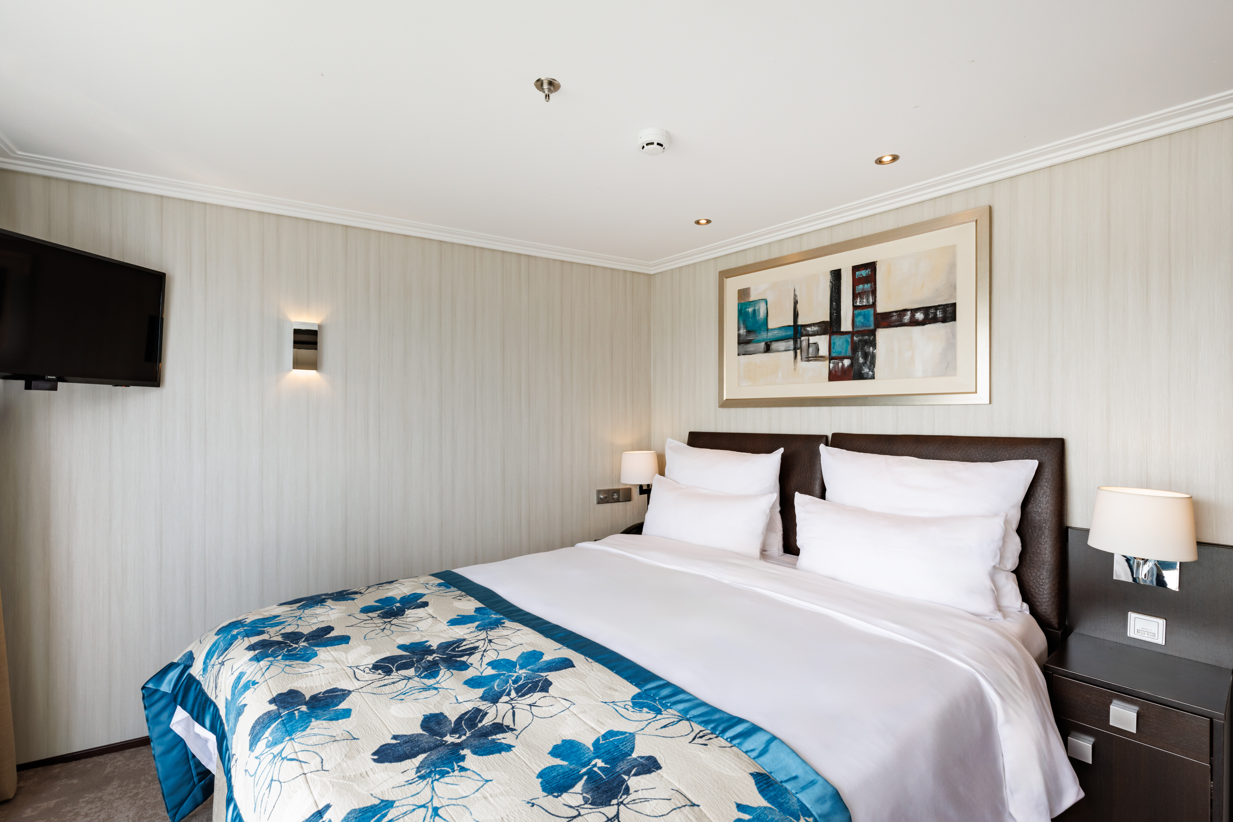 Avalon Waterways Avalon Vista Panorama Suite 1 ©Bence Fejes