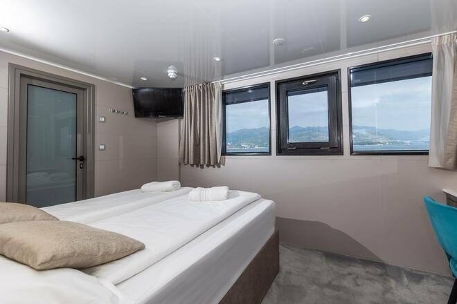 Picture Window Cabin - Double Only
