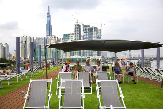 Sun & Pool Deck